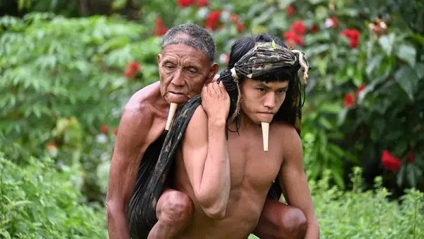 Joven indígena cargó a su padre durante 6 horas para que lo vacunaran contra Covid