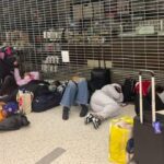 Cientos de dominicanos quedan varados en aeropuertos de NY y NJ por retrasos y falta de personal de JetBlue  ￼