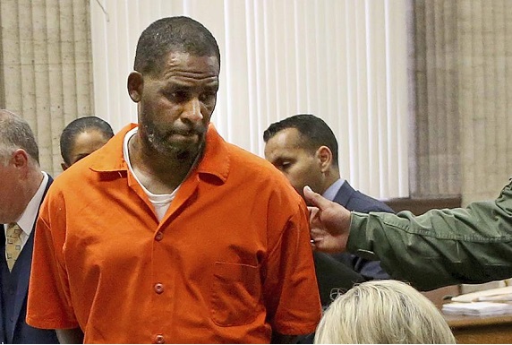 Sentencian a cantante R. Kelly  a 30 años de cárcel por delitos sexuales￼