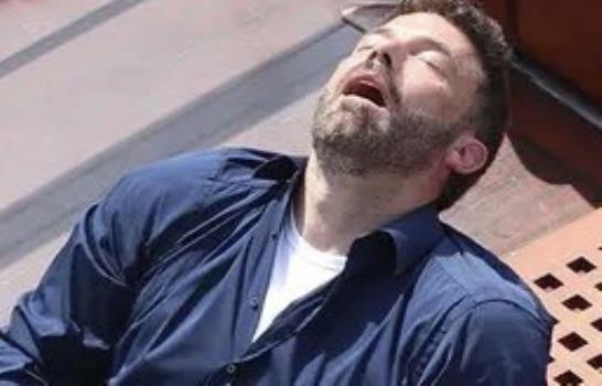 Así se quedó dormido Ben Affleck en paseo de luna de miel con JLo y es objeto de memes￼