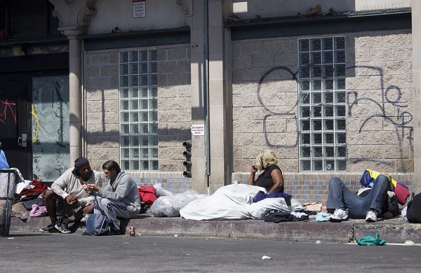 California ordena la expulsión de personas sin hogar de espacios públicos