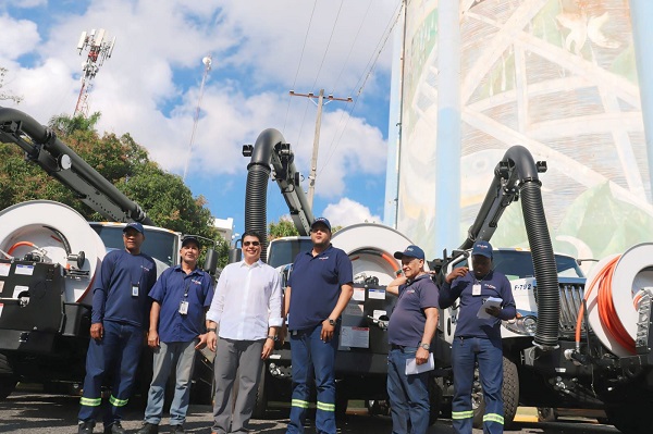 Gobierno Central entrega 4 camiones succionadores de los más modernos para servicio de la CAASD