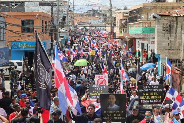 Centenares se movilizan contra haitianos por asesinato de un adolescente en Los Mina