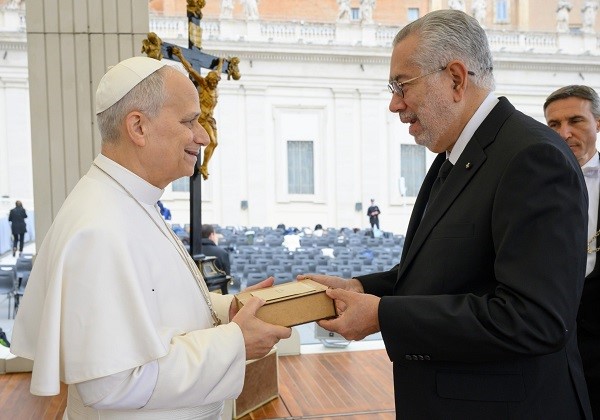 Embajador de la Orden de Malta en la RD entrega al Papa León XIV réplica de la piedra angular de la Catedral Primada de América