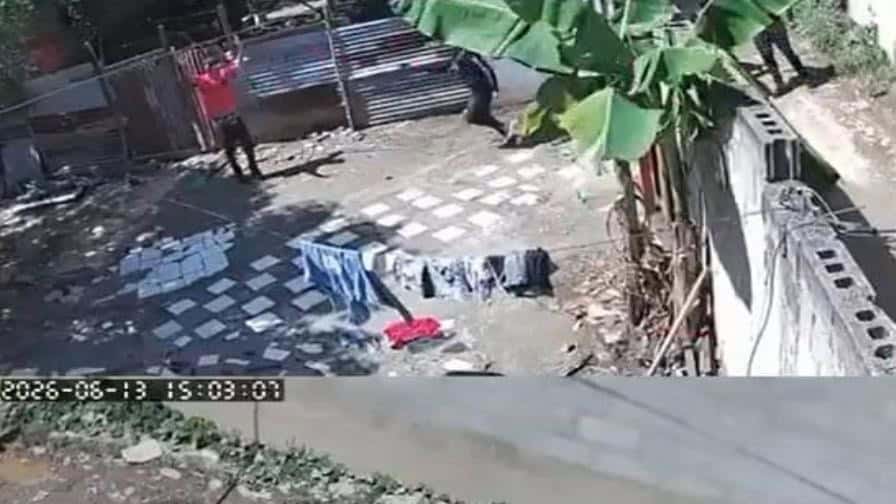 Policías matan a hombre que tenía las manos levantadas y queda captado en video