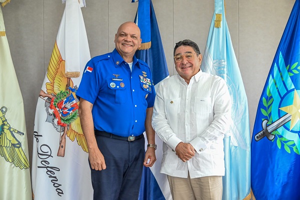 Miguel Calzada León realiza visita de cortesía al director general del CESAC