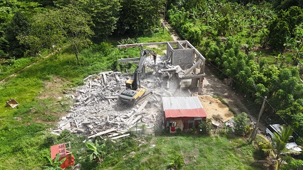 Medio Ambiente interviene edificaciones ilegales que ocupaban franja de protección del río Maimón