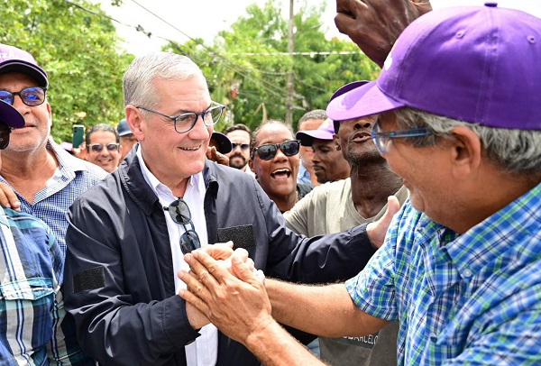 Gonzalo Castillo se compromete a llevar a los hogares de San P. Macorís el agua que hoy se pierde